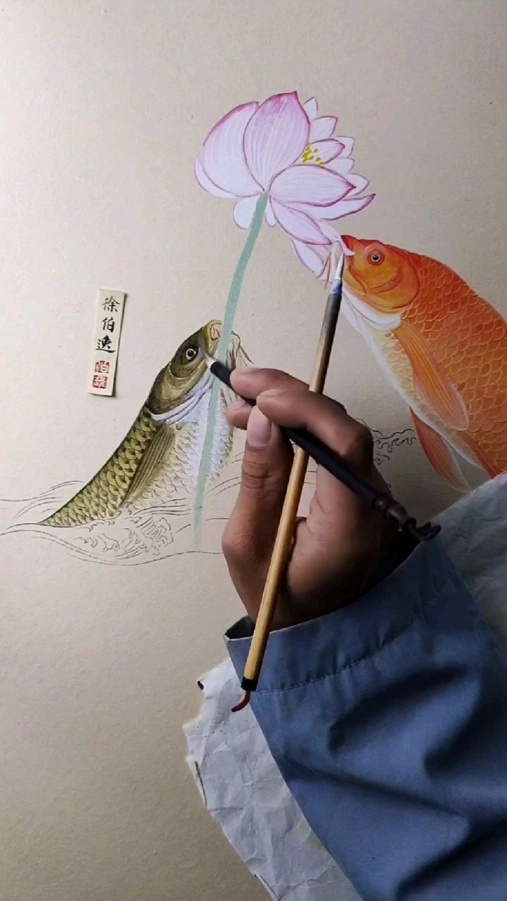 荷花下戏鲤鱼