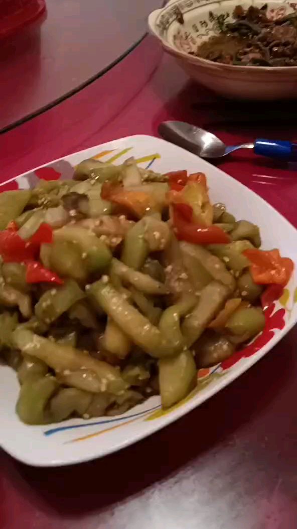 热的满头大汗,炒了两个菜