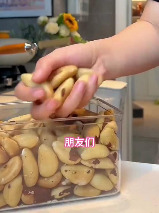 第一次见这么大的坚果!鲍鱼果的 “颜值” 也太高了