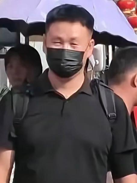 国际网红“无语哥”天津街头体验摊煎饼果子