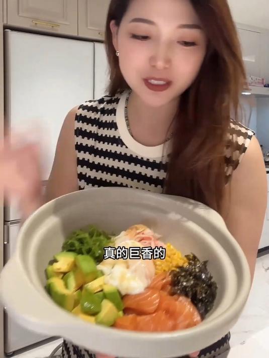 初中生的晚餐!超级适合夏天的三文鱼牛肉拌饭