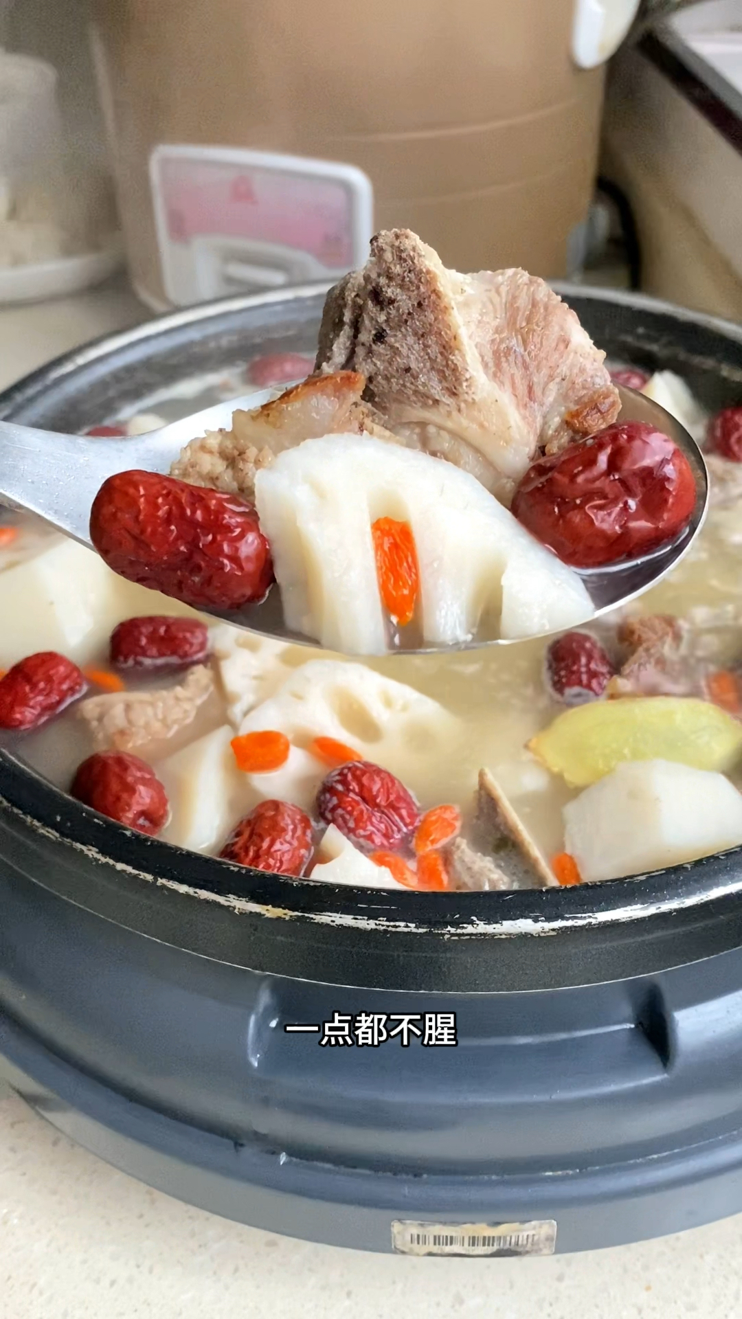 冬天又干又冷,多喝莲藕骨头汤,汤汁奶白浓郁清甜,营养健康又不长肉!