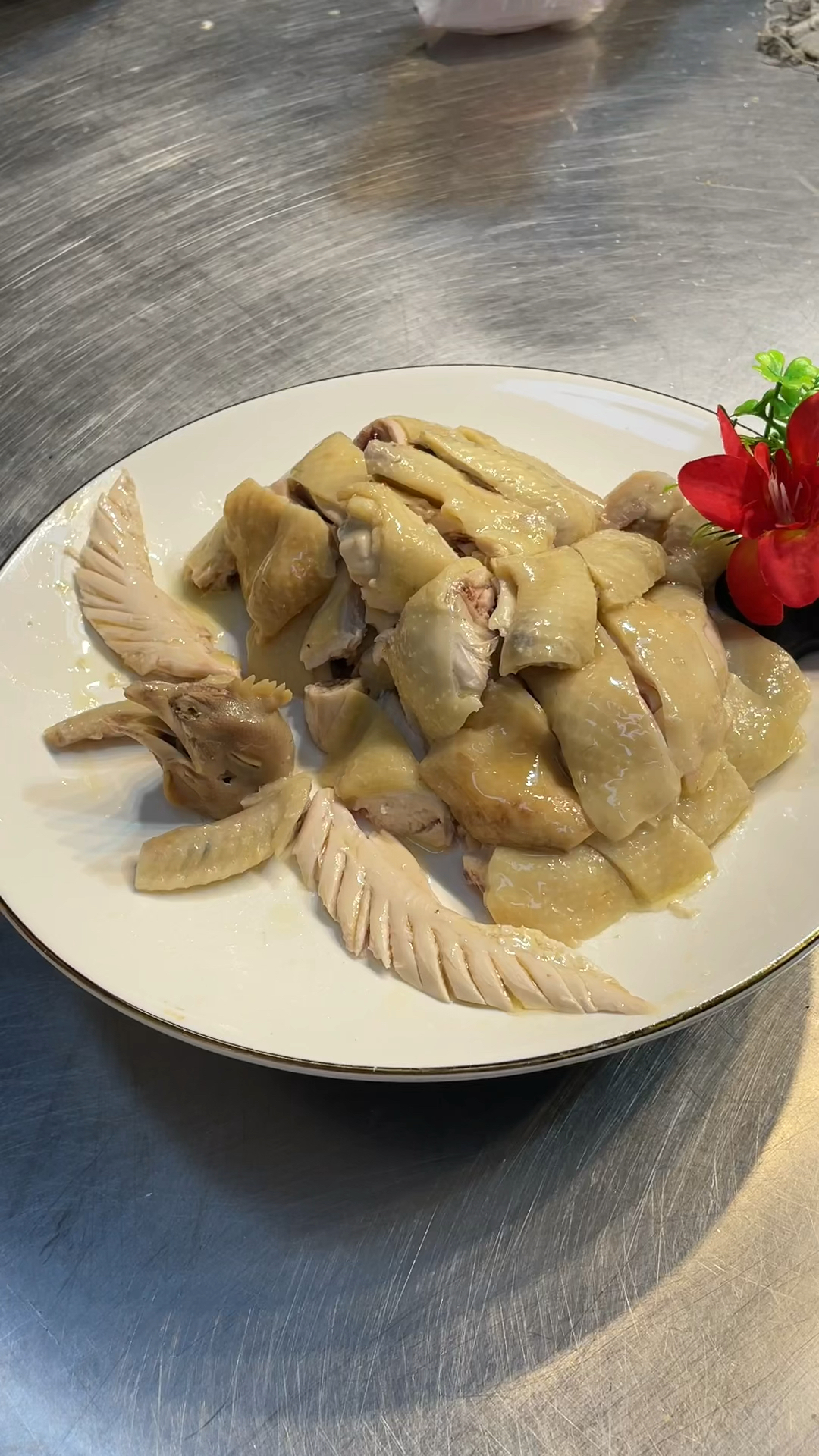 中午加菜吃鸡，酒店师傅示范白切鸡摆盘，简单易学，值得收藏！