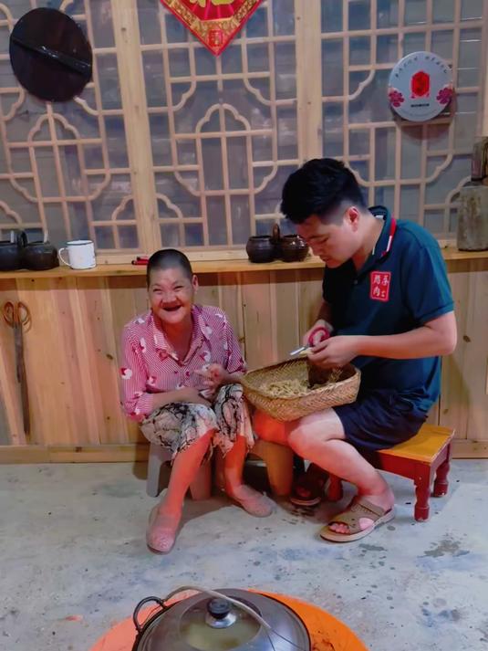 家里来客人了，夏姐姐请客吃鸡肉
