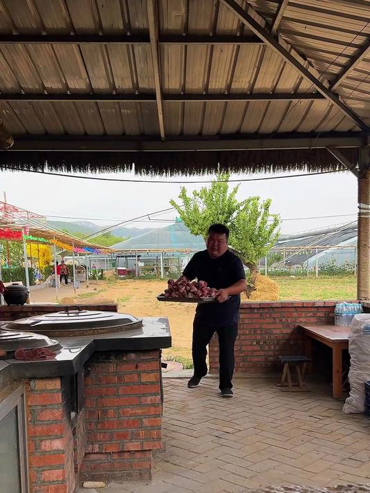 来到保定吃驴肉火烧,都说天上龙肉地下驴肉,是真的