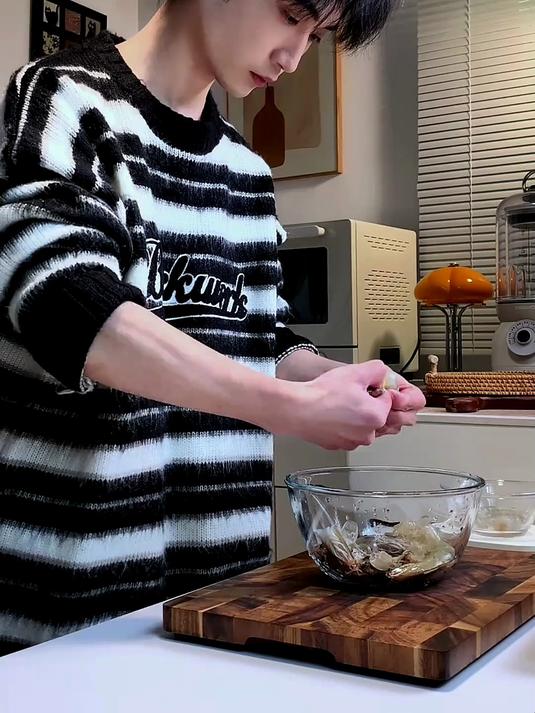 宝宝迷你鲜虾肠,没有模具也能做,这样做的虾肉Q弹鲜甜