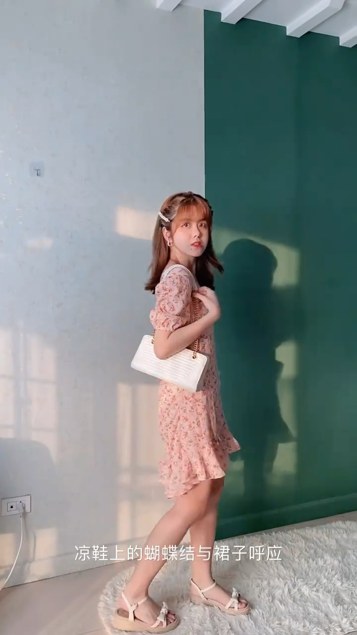 OOTD|和男神约会的心动穿搭粉色裙子搭松糕凉鞋超甜美裙子:乐町包包:UR鞋子:15min