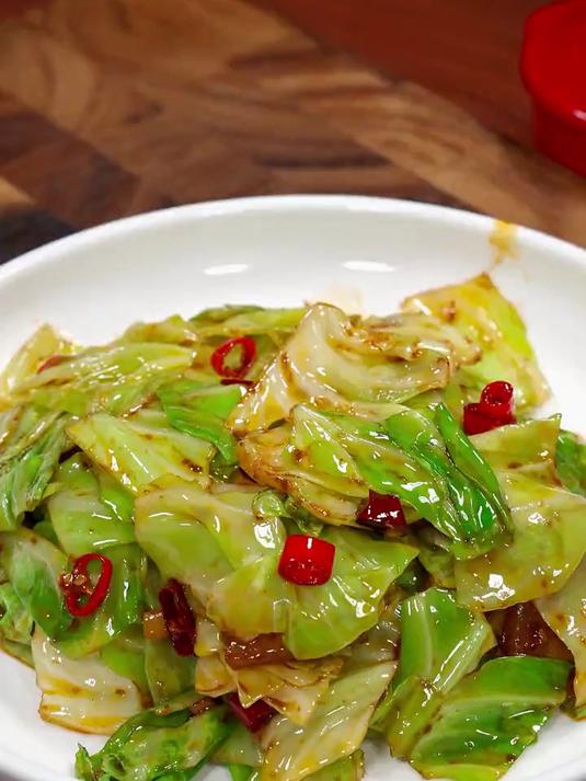 天热吃饭没胃口,那您一定要试试这道干锅包菜