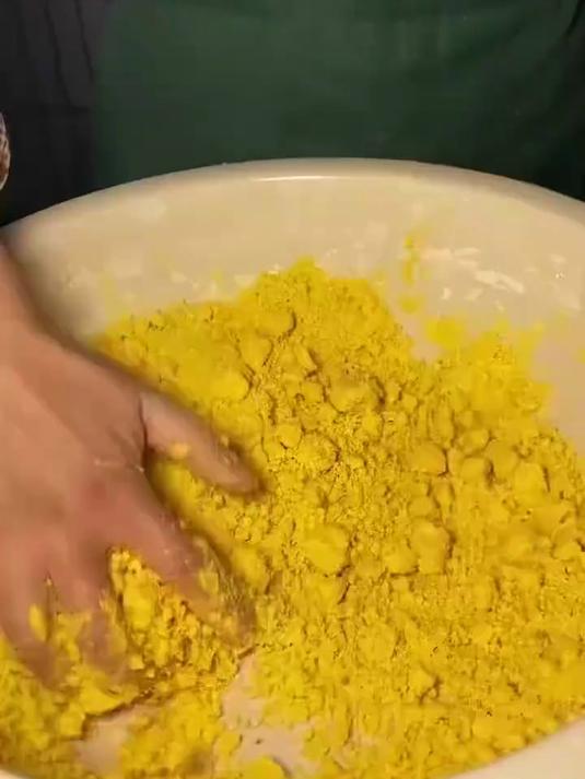 冬天做一锅热气腾腾的铁锅炖鱼、贴点小饼子