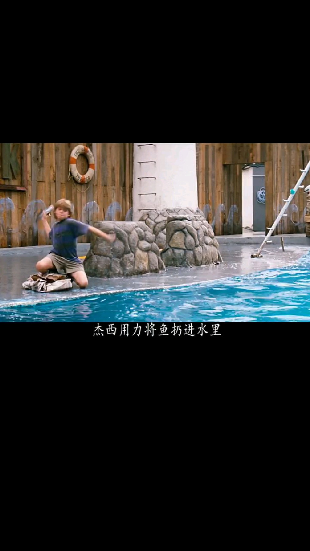 男孩意外落水被鲸鱼所救 从此结下深厚的友谊《人鱼童话》
