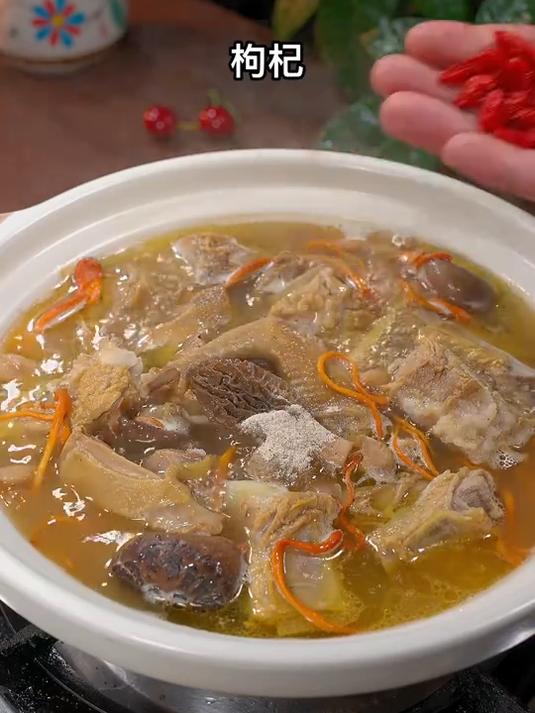 炖鸽子汤搭配一点云南羊肚菌菇～这样煲出来的汤,汤鲜味美