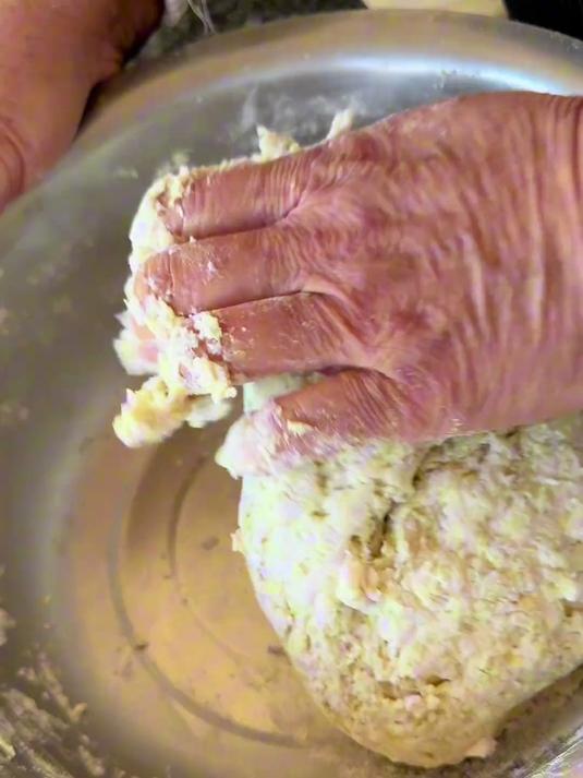豆腐渣饼子今天老妈用豆腐渣贴的大饼子,味道还不错