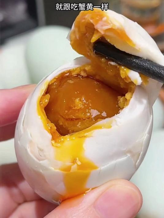 会流心的咸蛋黄！起沙冒油海鸭蛋！下饭拌面绝绝子！#咸鸭蛋##回家过年倒计时#