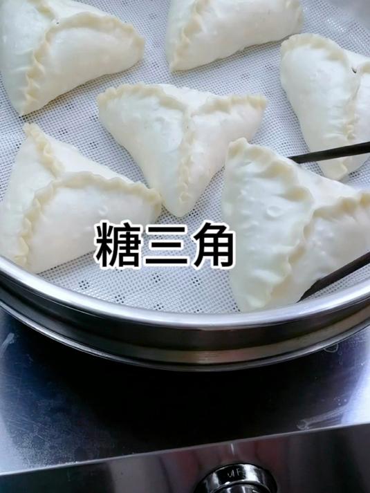快过年了!在家包糖三角就用这种方法,有红糖的甜又有紫苏仔的香