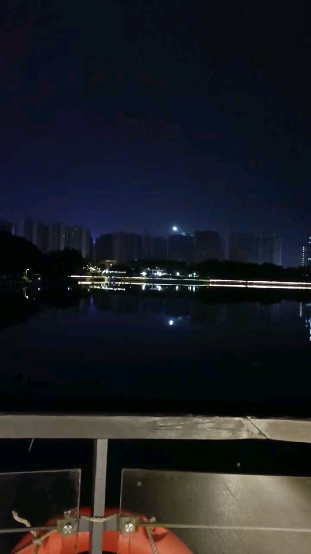 长沙的夜啊～静悄悄,青蛙的叫声轻轻地鸣啊～