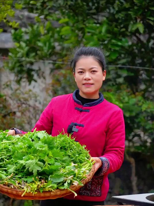 一口吃掉春天的最好方式,就是这样来一顿野菜火锅宴