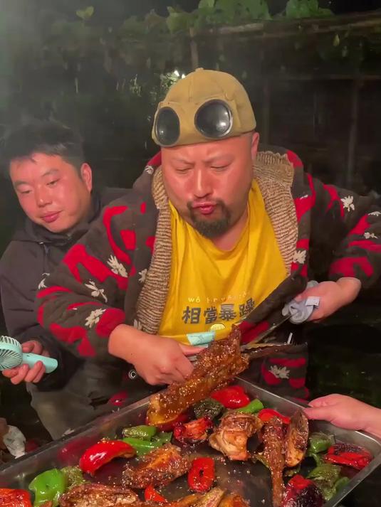 今天兄弟伙送来半只猪,简简单单整个烧烤吃!