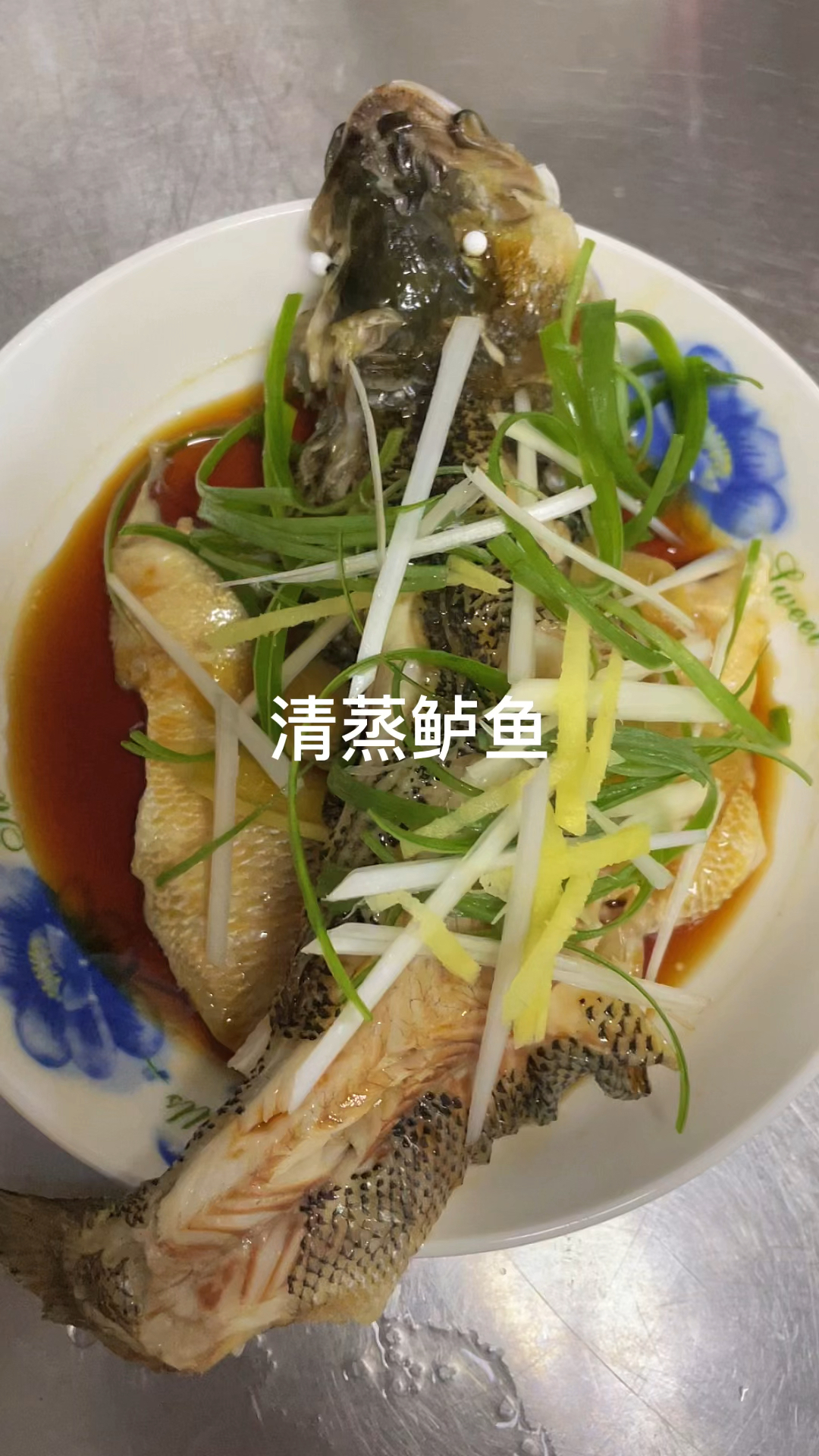 厨房新手第一次做清蒸鲈鱼,大家看看做的怎么样!