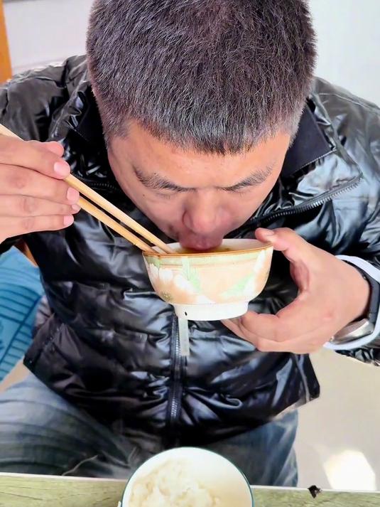 #优质视频激励计划#酸菜猪肉土豆汤,家常凉菜配上韭菜炒鸡蛋,刮刮过年的大肚油 (11)