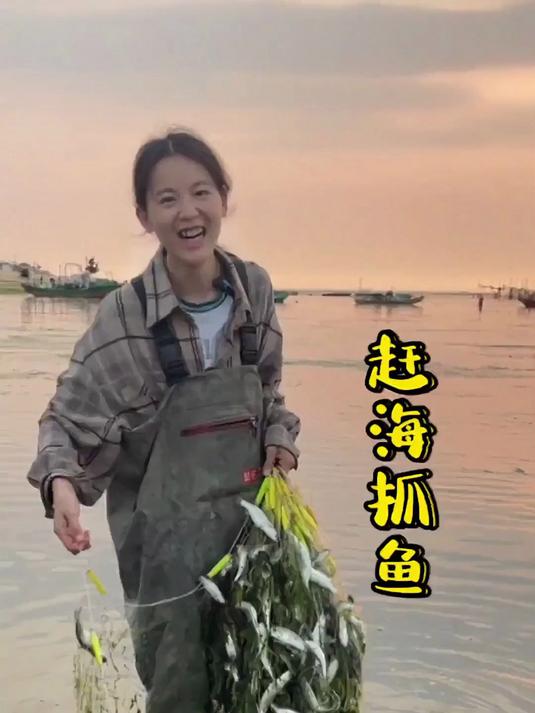 今天挑战10分钟抓几十斤鱼，偶遇小黄狗一起帮慢赶鱼