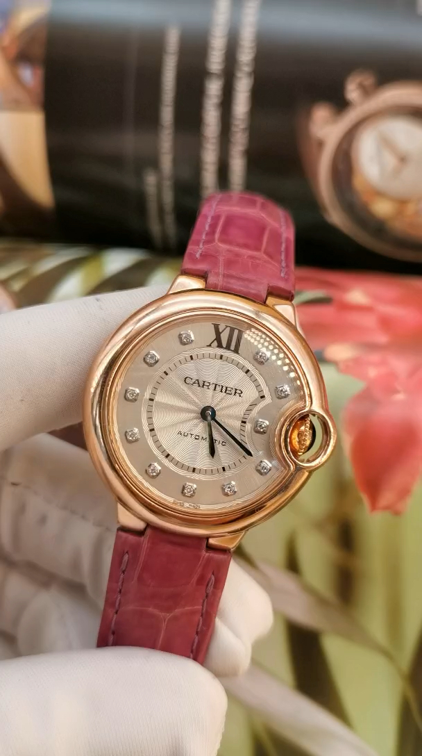 卡地亚蓝气球系列自动机械女士腕表,18k玫瑰金材质表壳搭配紫色鳄鱼皮表带,33mm镀