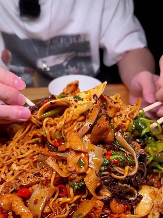 路边摊的头汤麻辣烫太惊艳了！鲜辣爽口自带卤香