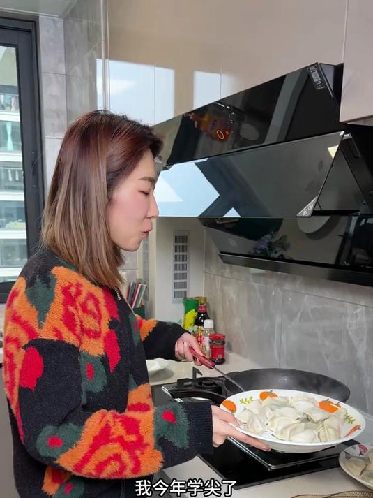 吃饺子就用饺子盘容量够大还能沥水，吃到最后一个都是不会粘连