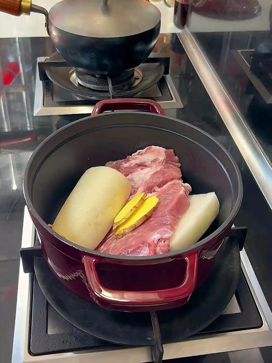 今日菜单:梅花肉萝卜汤 皮蛋肉馅元宝馄饨 蒜蓉生菜