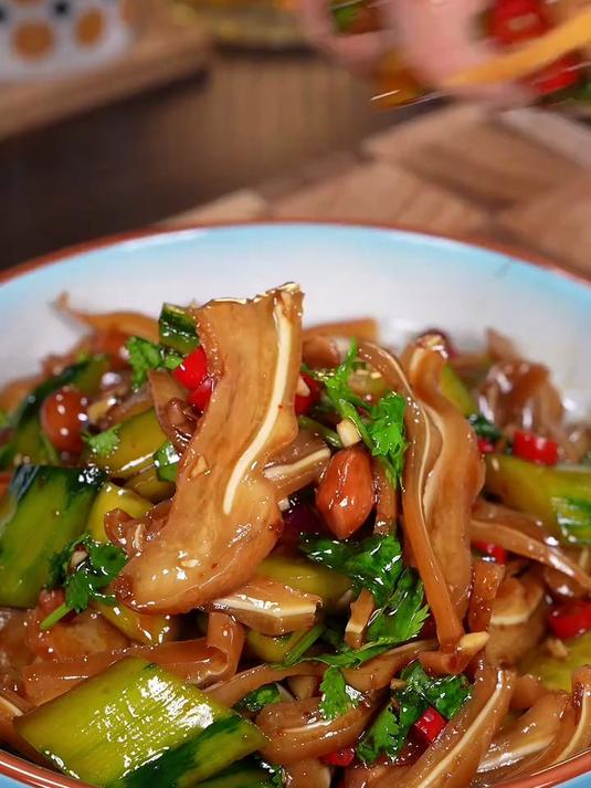 餐桌上一定要拌一盘酸辣凉拌猪耳朵