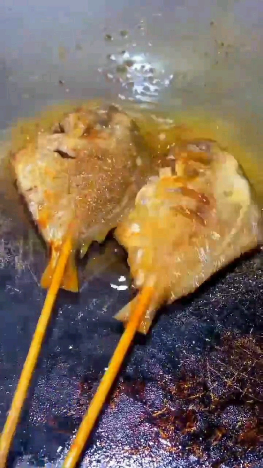 铁板鲳鱼串,看着太香啦!