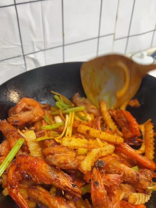 晚饭做了孩子点名要吃的干锅鸡翅虾,简单又好吃,孩子超喜欢