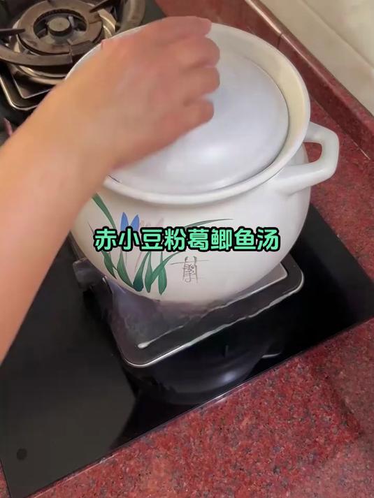 暖身护胃赤小豆粉葛鲫鱼汤:秋冬晨起喝,暖身不刺激