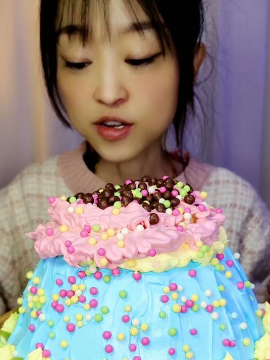 今天我女儿七周岁生日吃个自制的纯奶油蛋糕