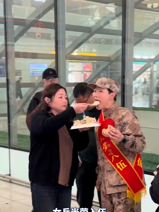 女兵光荣入伍,妈妈来车站送最爱吃的蛋糕,爸爸在旁默默陪伴