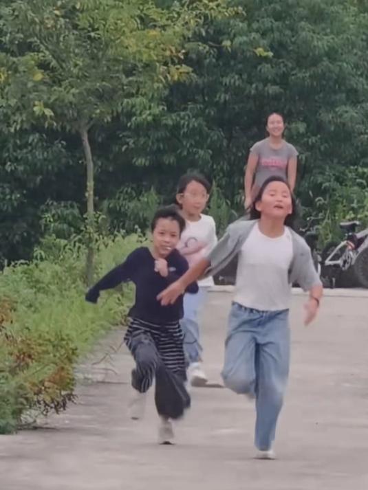 一群小孩和鸭子比赛跑步,鸭子眼看跑不过直接“飞”起来了