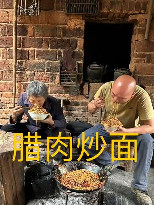 今天给老妈安排个腊肉炒面农村就这生活,简简单单又是一餐
