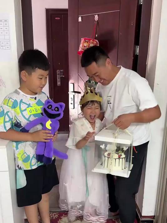 小宝生日快乐啊，快来吃蛋糕了