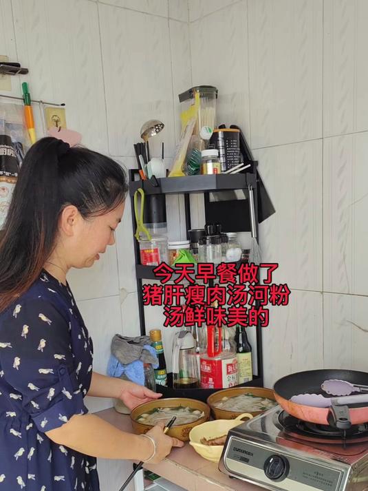 周末早餐简单的做个猪gan瘦肉汤河粉吃没想到味道这么好