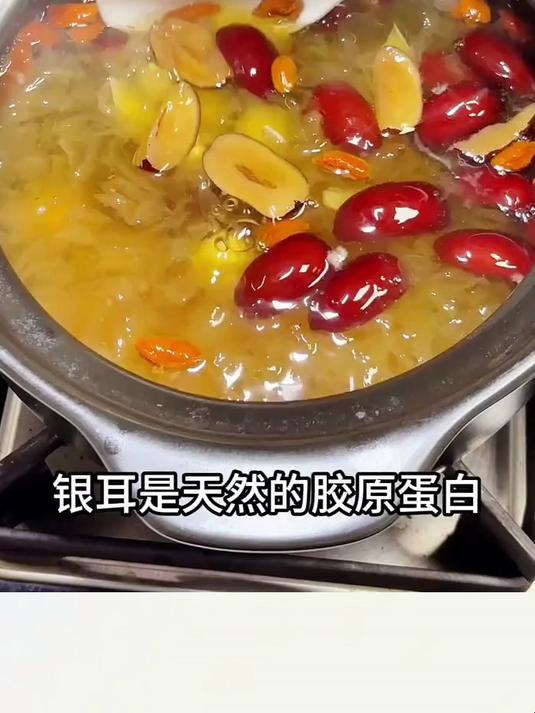 秋冬可以多喝莲子百合银耳羹,喝出好气色