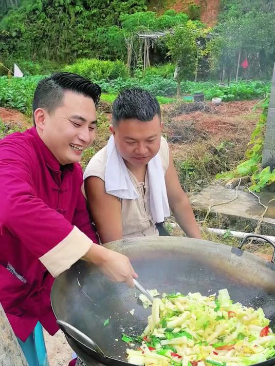 炒年糕的做法简单至极 香味扑鼻 让人垂涎欲滴