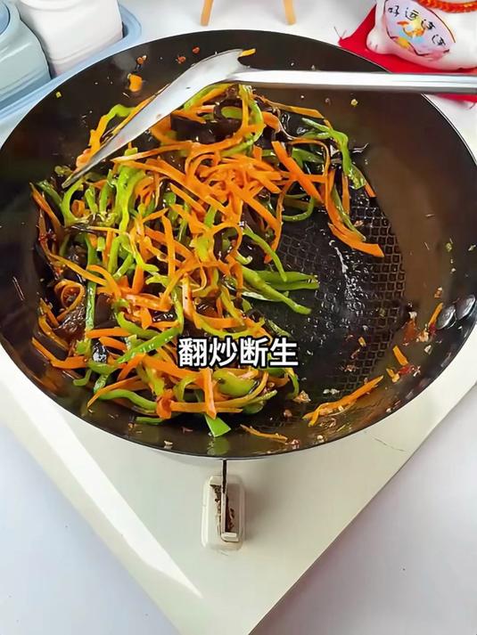 挑战300块钱吃一个月第二十四天,今天花费12块7做鱼香肉丝!