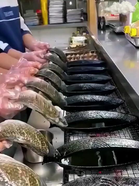 湖南狂人发明“煎鱼铲”火了,能当铲子还能当夹子,太实用了!