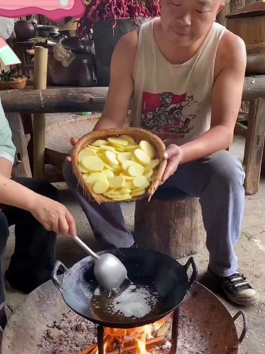四川正宗的小榨菜籽油头道压榨每一滴都是原汁原味新鲜罐装