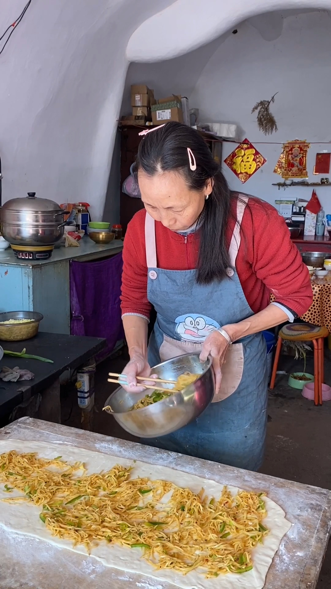 家庭版自制青椒土豆饼,表皮酥脆,再喝上一碗凉菜汤,太美味了
