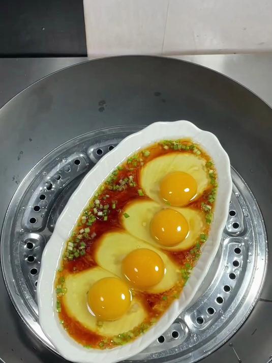 清蒸荷包蛋，跟着步骤就能轻松学会，网友：蛋液底下铺上一层肉末，口感会更香#金榜同行时##