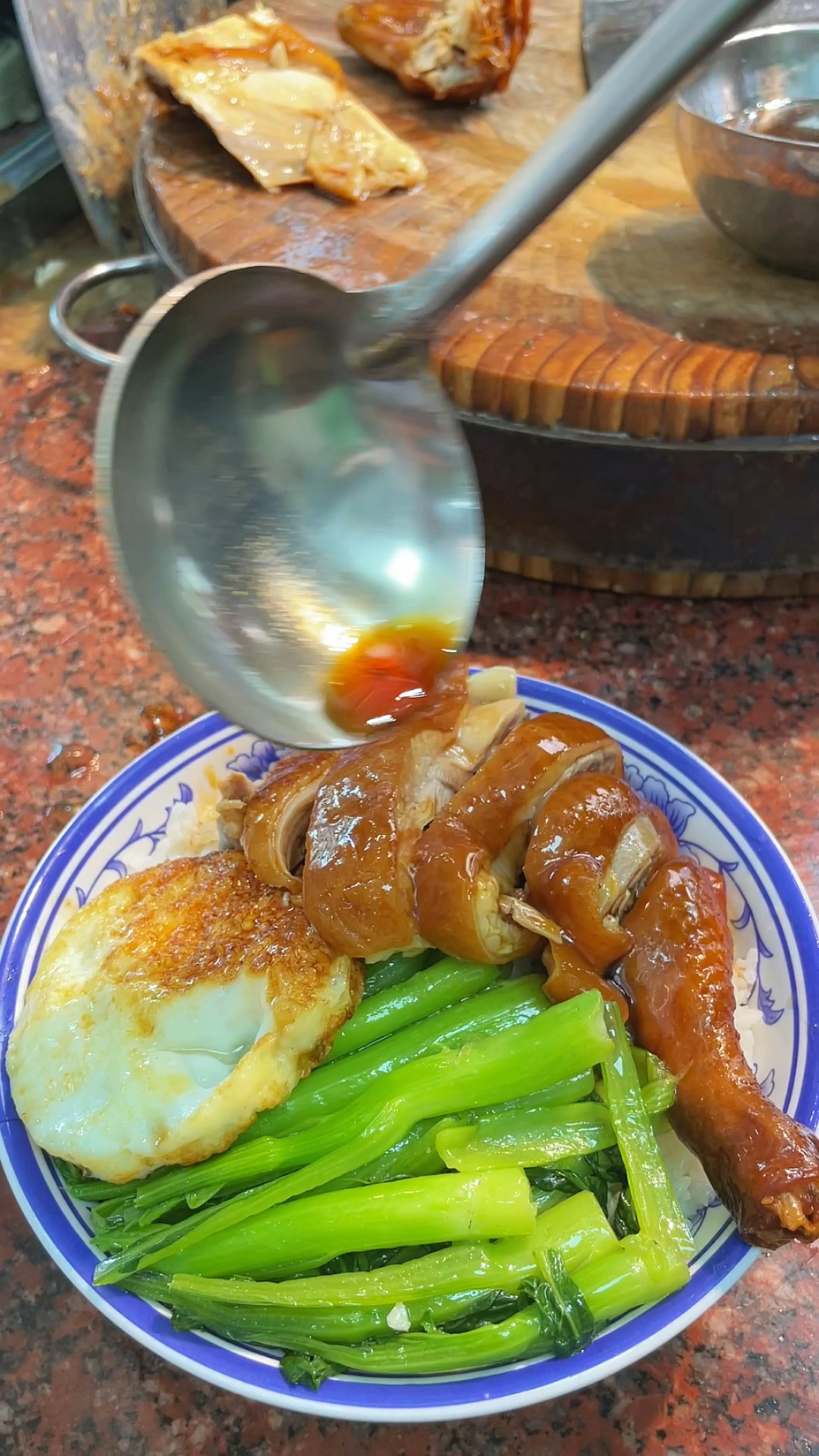 广东豉油鸡饭摆盘,品轩烧腊实体店培训,专业教广东烧鸭烧鹅烧腊技术!