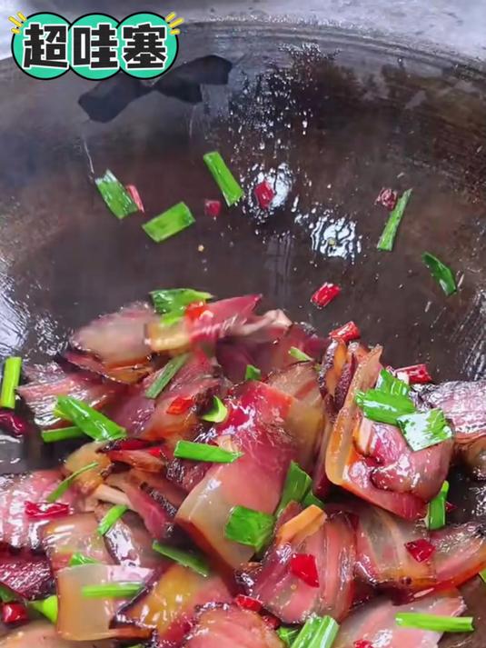 农家自制腊肉：传统工艺熏制，咸香入味超下饭