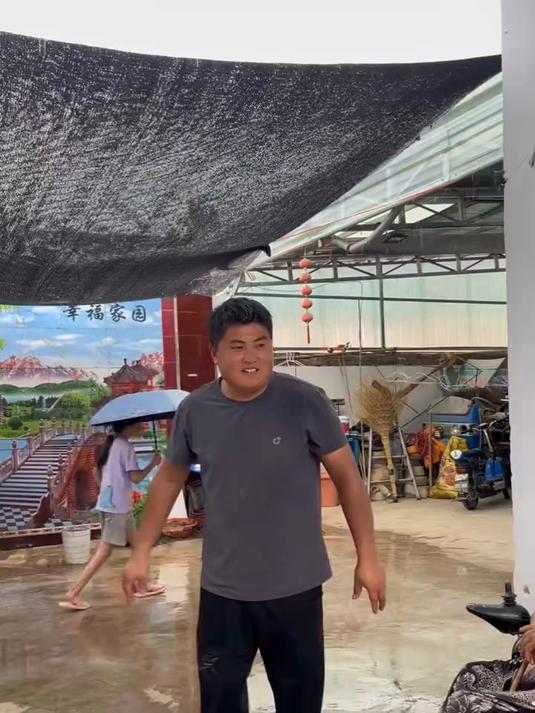 远嫁姐姐带孩子回来了,小松准备一桌好菜招待,真是太热闹了