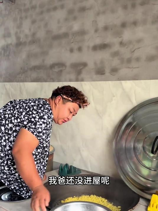 妈妈把吃不了的黄瓜都摘下来,再抷点白菜叶,捞个小米饭打菜包吃