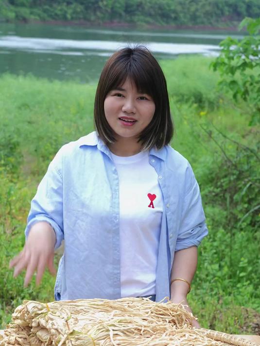 小时候老妈每年都要晒很多萝卜干,用来炒菜炒腊肉特别好吃!